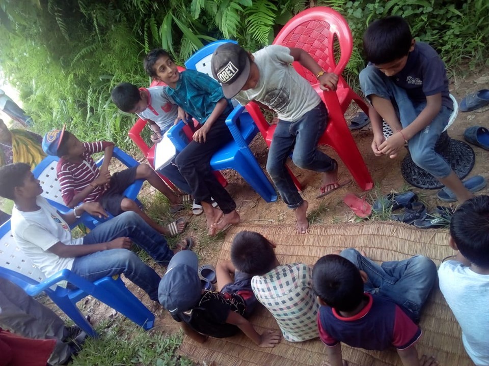 गाउँ सुन्दर बनाउने अभियानमा साना बालबालिका
